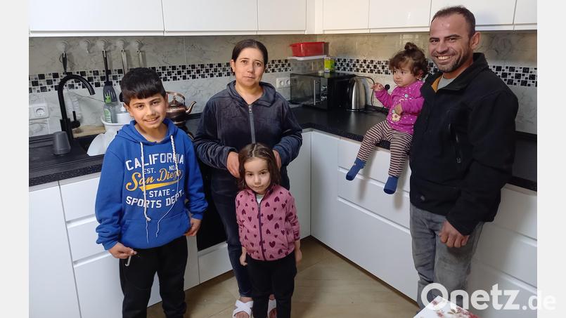 Trotz aller Hürden bei der Renovierung des durch ein Feuer in Mitleidenschaft gezogenen Eigenheims hat Wisam Bilansini (rechts) das Lachen nicht verlernt. Seit zwei Wochen ist seine Familie mit Sohn Aydil, Ehefrau Sahira, sowie den Töchtern Elina und Alina und zwei weiteren Söhnen (Hedel und Vidl; nicht im Bild) wieder in den eigenen vier Wänden. Bild: bl