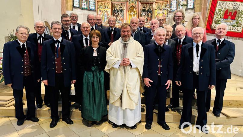 Den Chor des Gesang- und Musikvereins zeigt das Bild zusammen mit Pater Vincenz nach der Messe in der Kirche Bild: Bernd Hofmann