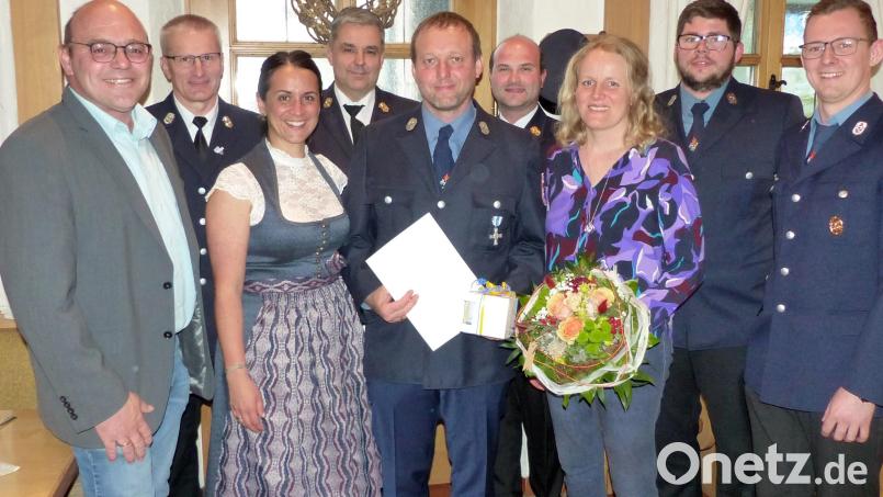 Andreas Walberer nimmt Glückwünsche von (von links) Johannes Schmid. Reiner Kopp, Tanja Renner, Wolfgang Schwarz, Marco Saller, Sabrina Walberer, Benjamin Schmid und Stefan Thaller entgegen. Bild: lgc