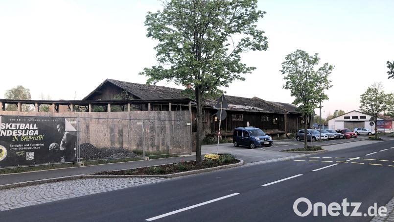Damit die neuen Park-&amp;-Ride-Parkplätze und die auf dem Dach vorgesehene PV-Anlage realisiert werden können, müssen die ehemaligen Lagerhallen abgerissen werden. Bild: wro