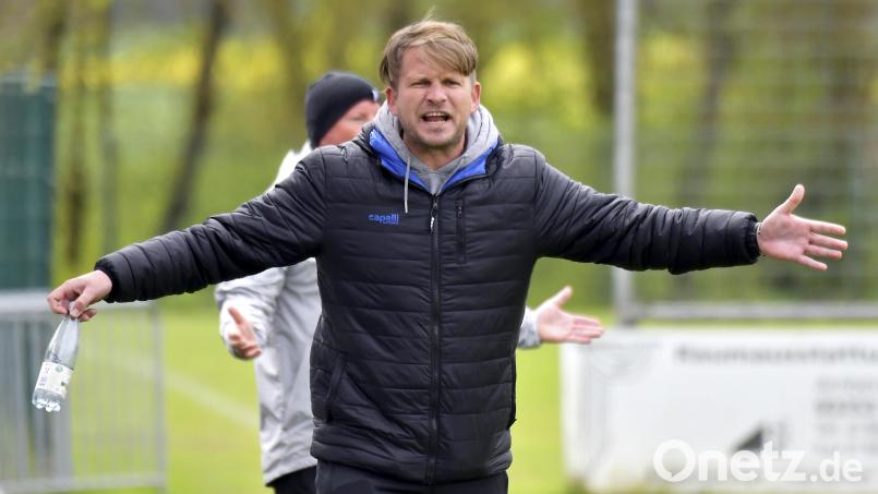 Es ist zum Verrücktwerden: Für Trainer Kai Hempel und die DJK Gebenbach droht in der Bayernliga Nord von hinten noch Gefahr, nach vorne ist aber auch noch etwas möglich. Archivbild: Hubert Ziegler