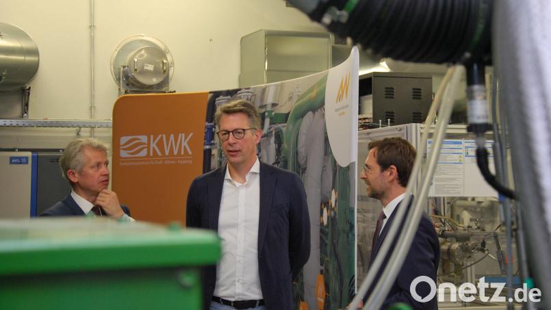 OTH-Präsident Professor Clemens Bulitta (links) und Professor Raphael Lechner (rechts) stellen Bayerns Wissenschaftsminister Markus Blume das Kompetenzzentrum Kraft-Wärme-Kopplung vor. Bild: gsp