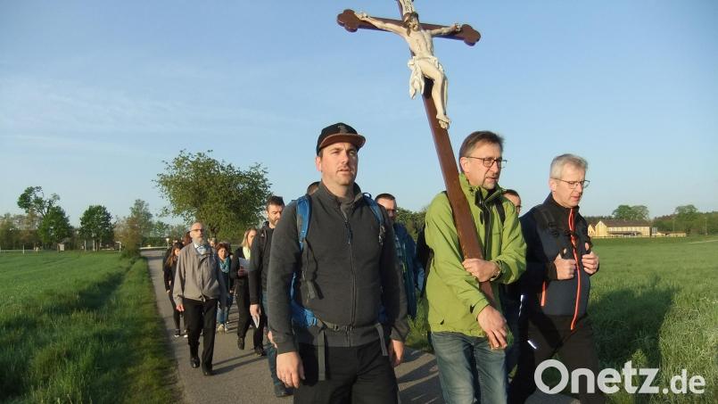 Die Pittersberger Pilger tragen ihre Anliegen zum Amberger Mariahilfberg. Bild: gm