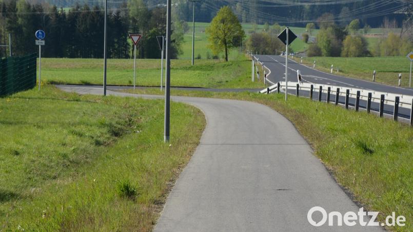 Auf Höhe der Produktionshalle des Backhaus Kutzer endet der Fuß- und Radweg nach Mitterteich. Bürgermeister Max Bindl kündigte für einen möglichen Ausbau die Suche nach alternative Lösungen an. Bild: jr