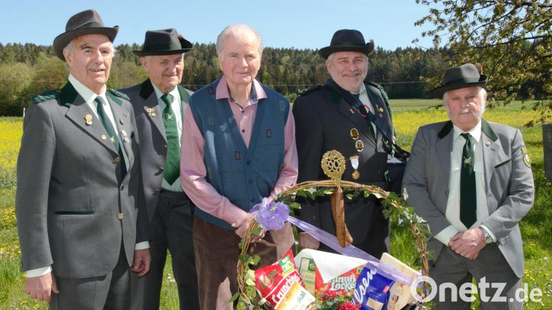 Rudi Sperber, Adolf Himmerer, Schützenmeister Werner Grünthaler und Johann Siegert gratulierten Hans Sperber (Mitte) zum 90. Geburtstag. Bild: ker