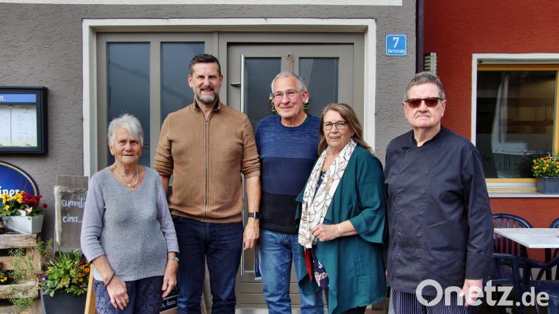 Nach der Ehrung: (von links) 2. Vorsitzende Renate Uhl, Bürgermeister Roman Berr, Werner Höhlein, 1. Vorsitzende Ute Höhlein und Klaus Glöckner (30 Jahre). Bild: ds
