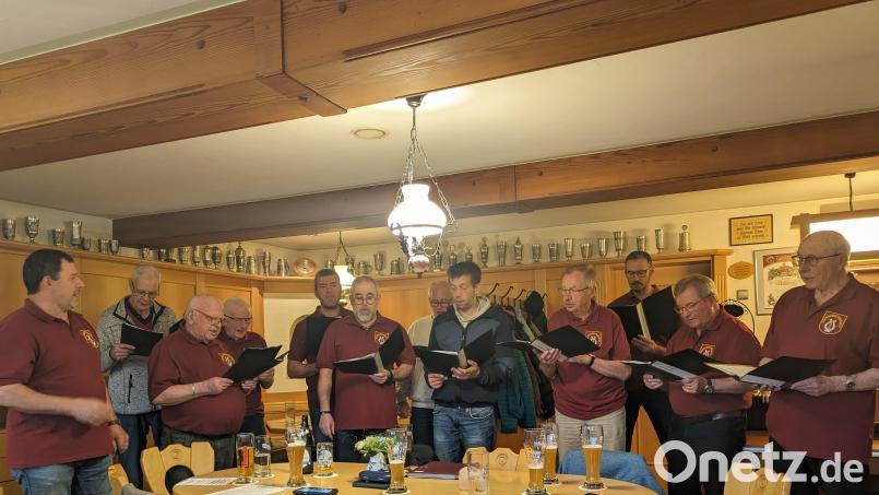 Der Männerchor des Gesang- und Orchestervereins Friedenfels unter Leitung von Horst Straub (links) trug zu Beginn der Versammlung der Sängergruppe Wiesau mehrere Stücke vor. Bild: pz