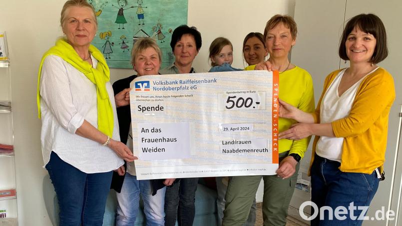 Die Landfrauen Naabdemenreuth übergeben 500 Euro an Leiterin Eniko Nagy (rechts) vom Frauenhaus in Weiden. Bild: Landfrauen Naabdemenreuth/exb