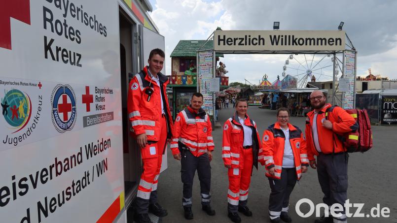 Eines der BRK-Teams, die das Weidener Frühlingsfest betreuen. Sie haben bislang vor allem kleinere Blessuren zu verarzten. Bild: Kunz