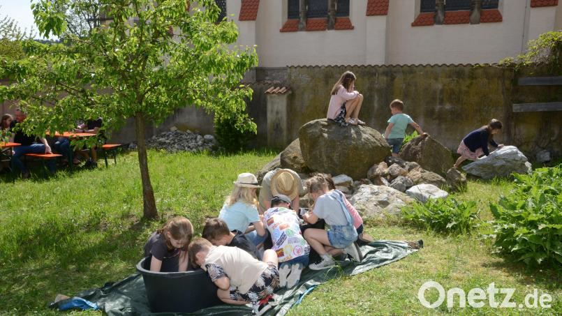 Mit großem Eifern buddelten die Kinder im Garten des Stadtmuseums in den großen Wannen. Bild: bey