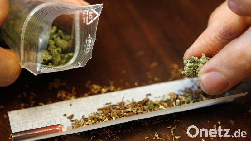 Einen Joint mit Marihuana rauchen – seit 1. April ist das legal. Doch es gibt zahlreiche Einschränkungen. In Sulzbach-Rosenberg gibt es bereits Interesse an einem Cannabis Social Club. Symbolbild: Daniel Karmann/dpa