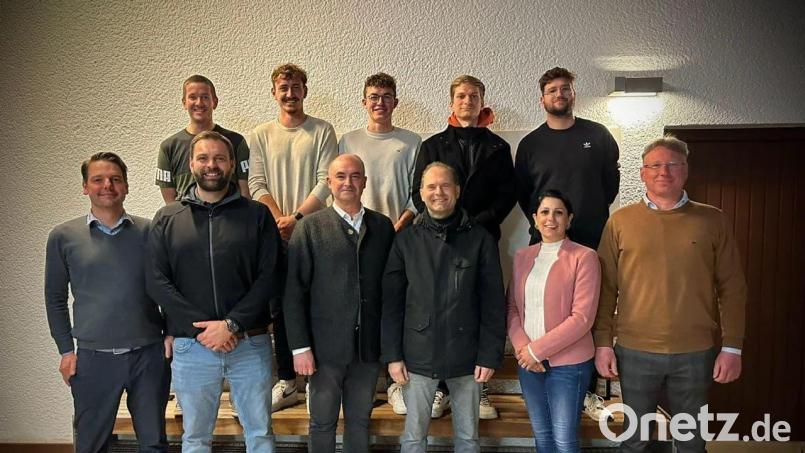 Der TC Tirschenreuth hat neu gewählt, im Bild der neue Vorstand mit Gästen: (vorne, von links) Franz Schuller, ATSV-Vorsitzender Jürgen Steinhauser, Jens Hagen, Hans-Jürgen Kiermaier, Dritte ATSV-Vorsitzende Stefanie Zeus und Justus Fiedler sowie (hinten, von links) Philipp Zöllner, Matthias Gleißner, Michael Gleißner, Florian Wameser und Jannis Hültner. Bild: TC Tirschenreuth/exb