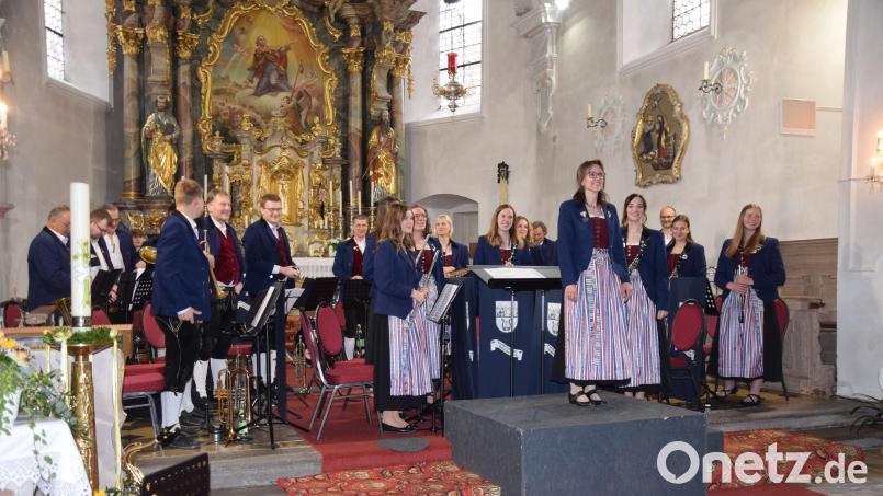 Mit lang anhaltendem Beifall bedenken die Zuhörer die Musiker der Trachtenkapelle Hohenburg beim Frühjahrskonzert. Anja Paulus (am Pult) und Tanja Metschl (rechts daneben) dirigieren die Interpreten. Bild: bö