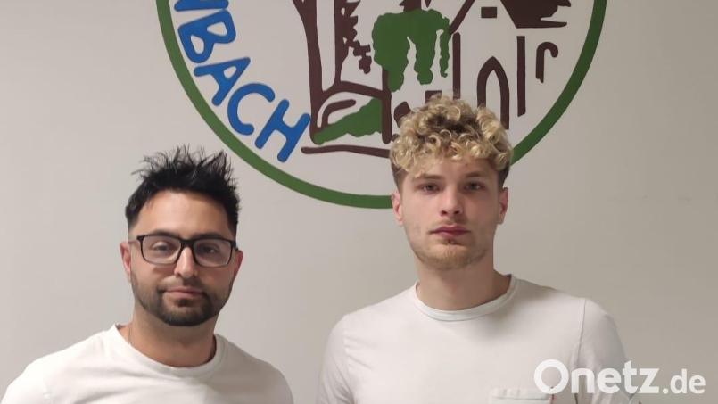 Drazen Misic (rechts) wechselt zur DJK Gebenbach, sehr zur Freude des Sportlichen Leiters Erdal Izmire. Bild: Izmire/exb