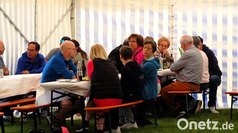 Das aufgestellte Zelt ist am Tag der Saisoneröffnung gut besucht. Bild: wlr