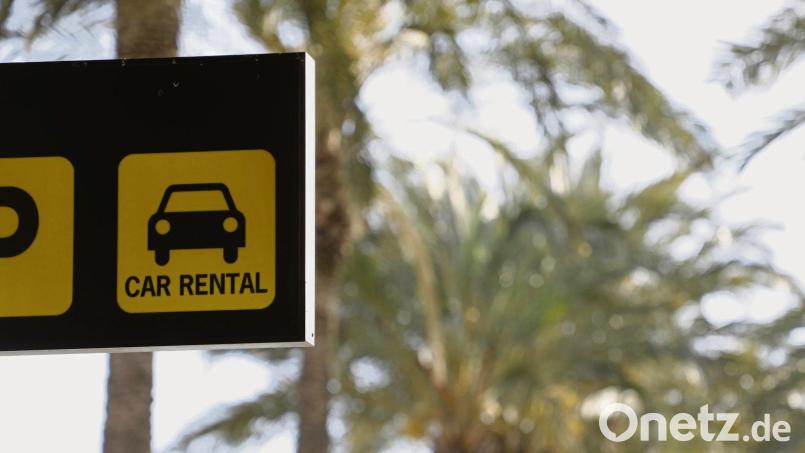 Schild einer Autovermietung auf Mallorca: Gebucht hat man den Wagen idealerweise schon von Deutschland aus. Symbolbild: Clara Margais/dpa