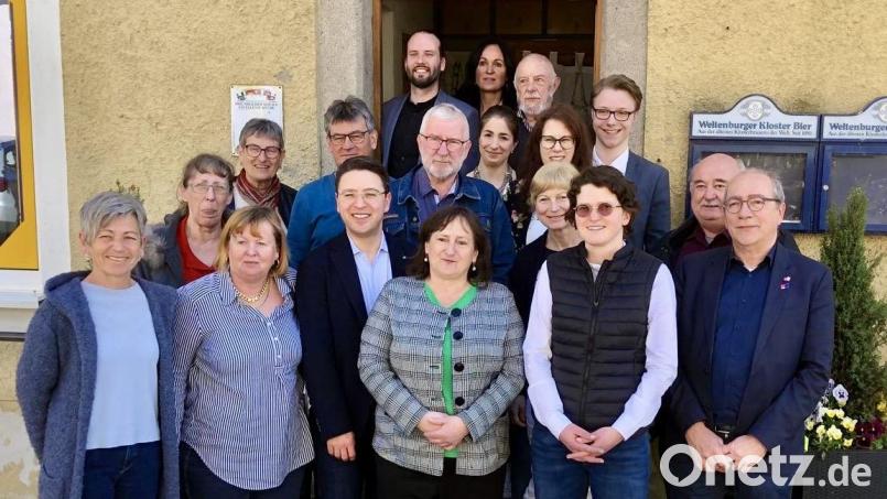 Marianne Schieder (vordere Reihe, Mitte) wird beim Unterbezirksparteitag der SPD als Vorsitzende im Amt bestätigt. Bild: Sebastian Bösl/exb