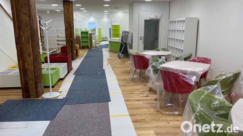 Ein Blick in die neue städtische Bücherei Vohenstrauß im Anwesen Marktplatz 3: Die Arbeiten im Innern sind fast abgeschlossen. Erdgeschoss werden Kinder und Jugendliche in Büchern und neuen Medien stöbern können. Bei einer Tasse Kaffee lässt es sich dabei auch für die Eltern gut aushalten. Bild: ck