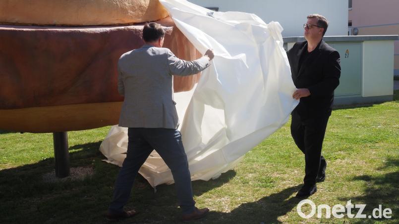 Eine Leberkassemmel als Eberhofer-Wahrzeichen wurde in Frontenhausen enthüllt. Bild: Monika Ebnet