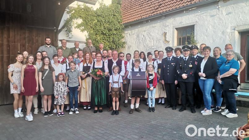 Viele Gäste überbringen Eduard Kunschir (Mitte mit seiner Frau Maria) die besten Wünsche zum 70. Geburtstag. Bild: amö