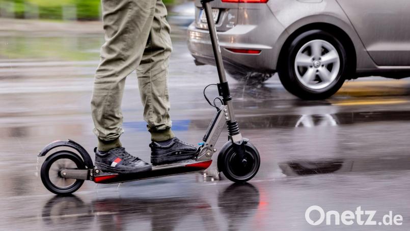 Die Polizei kontrollierte in Marktredwitz einen E-Scooter-Fahrer. Symbolbild: Christoph Soeder/dpa/Symbolbild