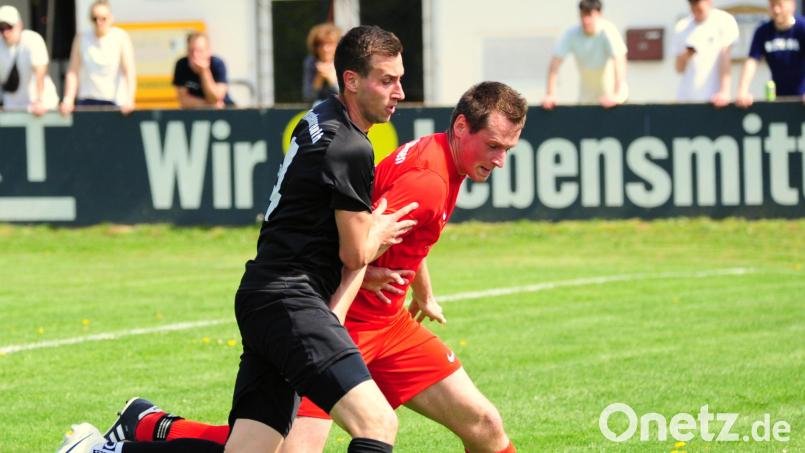 Für den FC Tirschenreuth (links Doppeltorschütze Manuel Dürbeck) reichte es am Mittwoch im Nachholspiel beim ASV Waldsassen (rechts Nico Fenzl) nur zu einem 2:2. Damit sind die Kreisstädter im Kampf um die ersten beiden Plätze auf Schützenhilfe angewiesen. Bild: Schrems