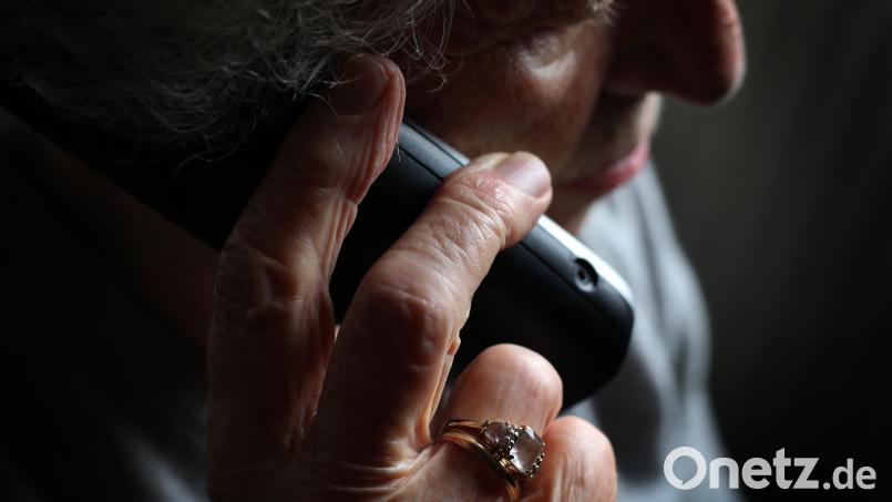 In Amberg ist eine Seniorin Opfer eines Schockanrufs geworden: Betrüger haben bei ihr mehrere 10.000 Euro erbeutet. Symbolbild: Karl-Josef Hildenbrand, dpa