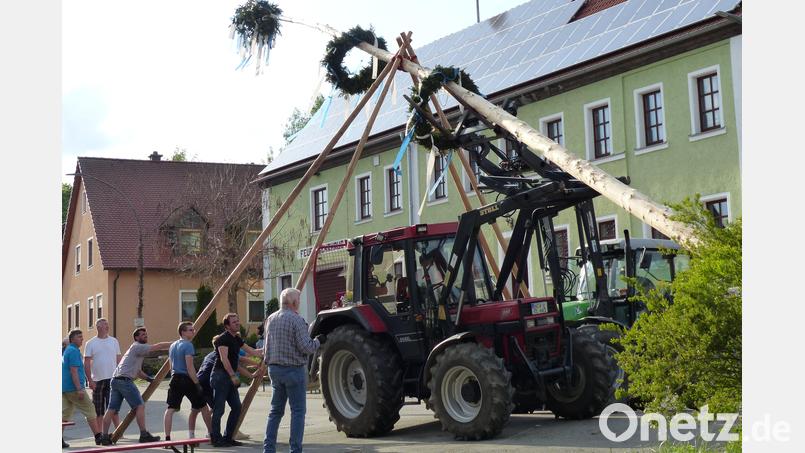 Bei herrlichem Frühlingswetter machen sich die Feuerwehrmänner mit Vorsitzendem Johann Kellner (links) ans Werk. Bild: sl