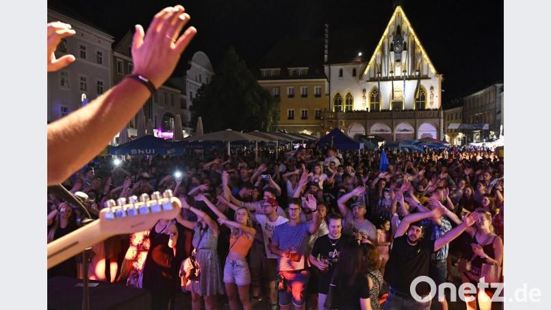 Spielt die Musik heuer am Samstag auf dem Altstadtfest in Amberg eine Stunde länger? Wenn es nach dem ACM und dem Hauptausschuss geht, dann ja. Archivbild: Petra Hartl