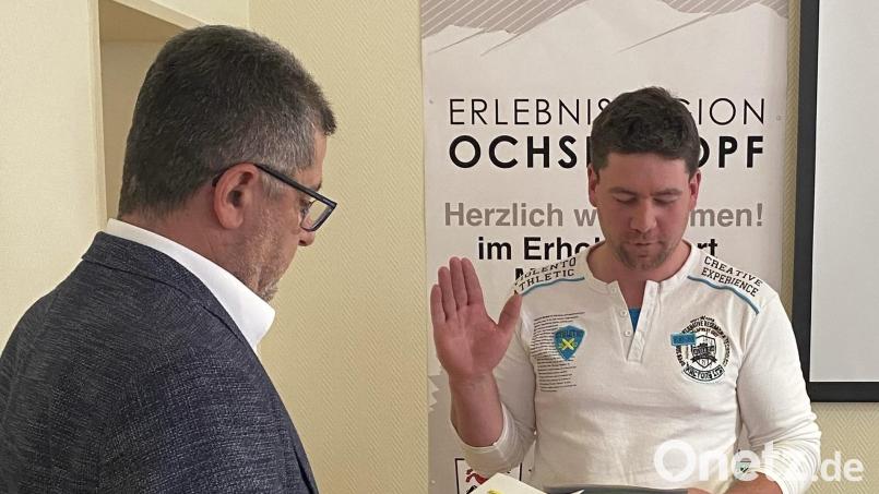 Florian Prechtl (rechts) wurde von Bürgermeister Franz Tauber vereidigt. Bild: Gemeinde Mehlmeisel/exb