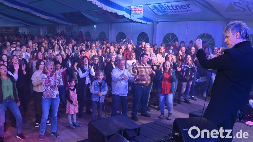Das Festzelt war voll: Der SV Kauerhof feiert sein 50-jähriges Bestehen. Zum Auftakt fand am Freitagabend ein Benefizkonzert mit Markus Engelstädter statt. Bild: gf
