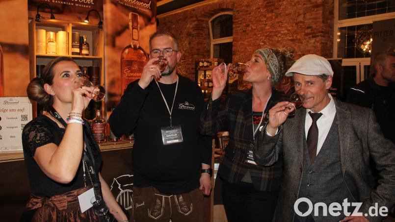 Daniela und Gregor Schraml (von links) trinken mit Verbandspräsidentin Michaela Habbel und dem Herausgeber des Deutschen Whisky Guides, Heinfried Tacke, einen Schluck des frisch ausgezeichneten &quot;Stonewood Drà&quot;. Bild: fks