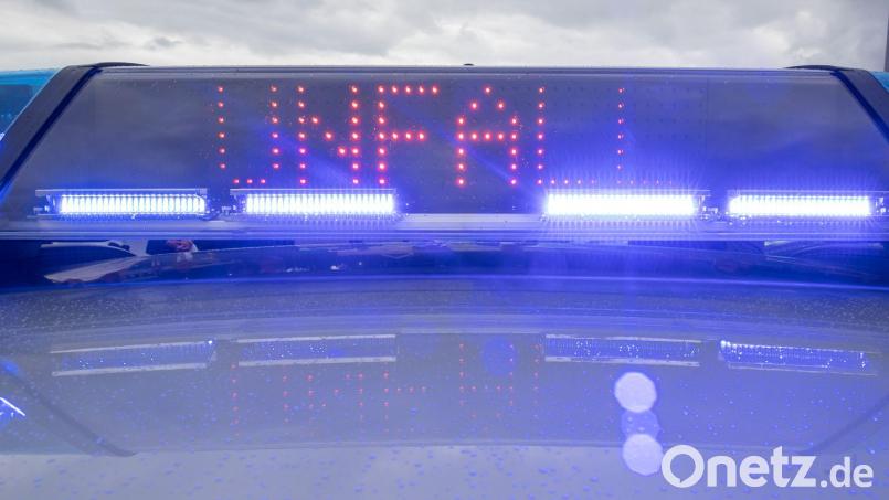 Ein Blaulicht auf dem Dach eines Polizeifahrzeugs mit der LED-Anzeige "Unfall". Bild: Daniel Karmann/dpa