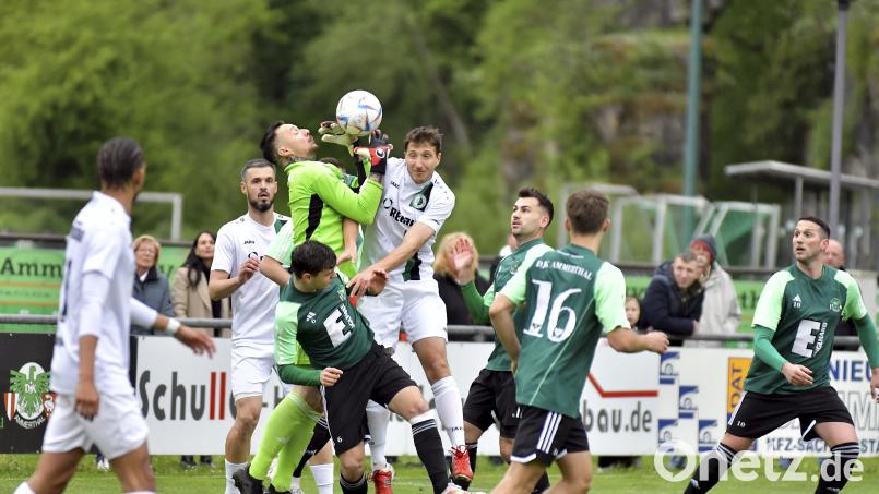 Gefährliche Situation im Ammerthaler Strafraum nach einer Eltersdorfer Ecke, doch Torhüter Christopher Sommerer (Dritter von links) konnte den Ball unter Kontrolle bringen. Mario Plott, Christian Heinloth, Sascha Luft und Mergim Bajrami (grüne Trikots, von links) sind Beobachter der Aktion. Bild: Hubert Ziegler