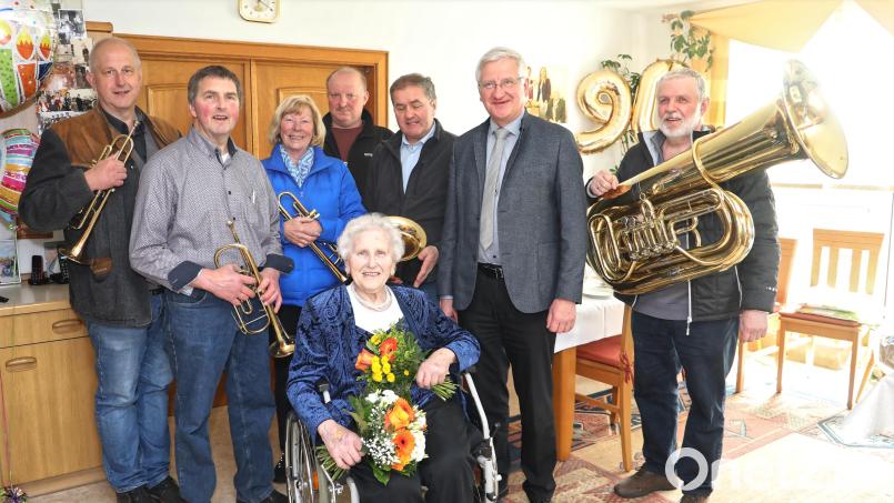 Zum 90. Geburtstag von Waltraut Häupler (sitzend) gratulierten neben den Söhnen Bernhard (Zweiter von links) und Willi (Dritter von rechts) auch Bürgermeister Johannes Reger (Zweiter von rechts) sowie die Musiker des evangelischen Posaunenchores. Bild: Jochen Neumann/exb