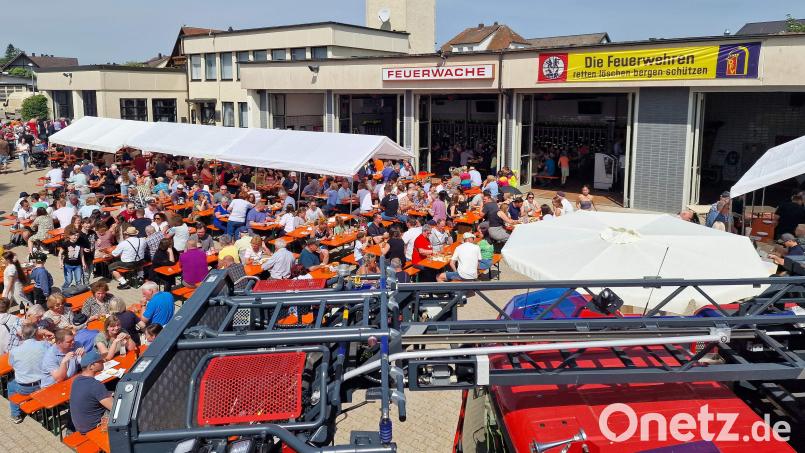 Seit gut vier Jahrzehnten eröffnet die Freiwillige Feuerwehr am 1. Mai die Hirschauer Festl-Saison. Auch heuer herrschte wieder großer Gästeandrang. Entsprechend groß war die Nachfrage nach Speisen und Getränken. Bild: u