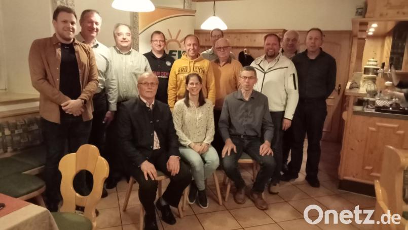Neuwahlen standen an bei den Freien Wählern Konnersreuth. Im Bild die neue Vorstandschaft: (sitzend,von links) Vorsitzender Max Bindl, Schriftführerin Christina Fellner, Zweiter Vorsitzender Siegfried Schiml sowie Kassier Stefan Siller (stehend, Dritter von links). Es gratulierte Kreisvorsitzender Hubert Schicker (stehend, Dritter von rechts). Bild: Max Bindl /FWG Konnersreuth/exb
