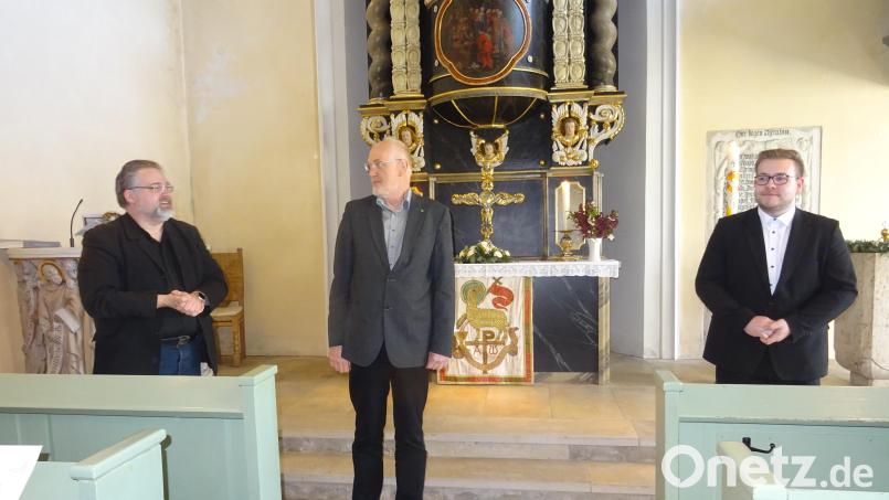 Über das gelungene Jubiläumskonzert freuten sich (von links) Pfarrer Kai Steiner, Kirchenmusikdirektor Reinhold Schelter und Organist Sebastian Greim. Bild: apr