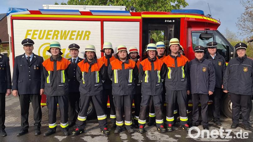 Ein junges Team der Freiwilligen Feuerwehr Mendorferbuch-Egelsheim hat seine erste Leistungsprüfung erfolgreich abgelegt. Dazu gratulierten auch Vorsitzender Martin Inselsberger, sowie die Kommandanten Markus Weigert (von links) und 2. Kommandant Florian Meckl (Vier von links). Bild: bö