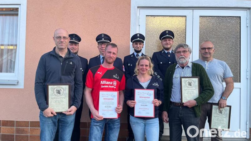 Die Feuerwehr Hermannsreuth ehrte Mitglieder und beförderte Aktive. Im Bild: (vorne, von links) Markus Friedl, Matthias Briesenick, Petra Gerber, Willhelm Schiener und Markus Zant. Bild: Feuerwehr Hermannsreuth/exb