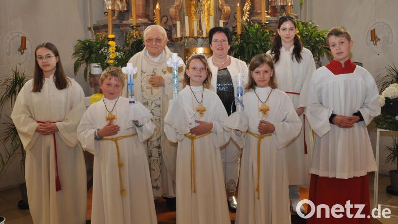 Pfarrer Gerhard Schmidt aus Roggenstein durfte in diesem Jahr Moritz Mitlmeier, Vita Witt und David Zell (von links nach rechts) erstmals zum Tisch des Herrn geleiten. Bild: dob