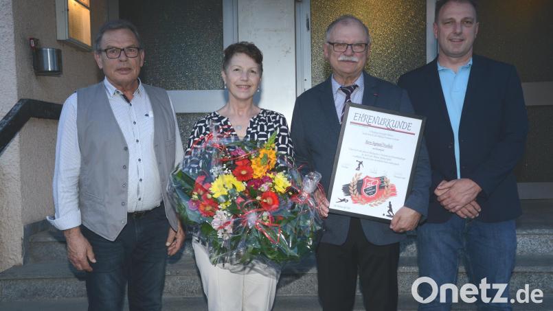 SC-Vorsitzender Wilhelm Hagler (links) und Sportlicher Leiter Armin Goschler (rechts) überreichen Siegmund Frischholz die Ernennung zum Ehrenmitglied. Ehefrau Heidi freut sich über einen Blumenstrauß. Bild: bey