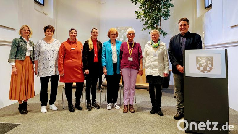 Sonja Dirscherl, Petra Thies, Jasmin Janker, Katharina Salbeck, Monika Kagerer, Brigitte Molch, Renata Schmidbauer und Dr. Christian Glöckner (von links) gestalteten die Veranstaltung des Palliativ-Hospiz-Netzwerks Schwandorf. Bild: Karina Weiss/exb