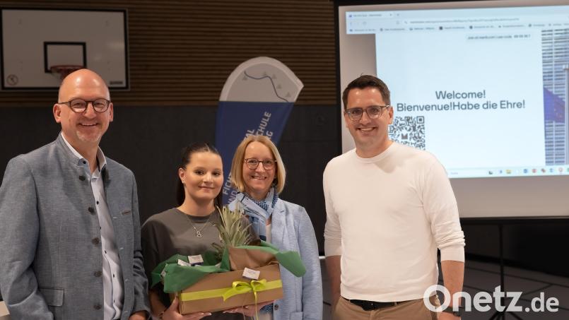 Ebnaths Schulleiter Alexander Köstler (von links), Schülersprecherin Franziska Plonka und Kemnaths Schulleiterin Christine Wiesend dankten EU-Abgeordnetem Christian Doleschal für den Einblick in die Europapolitik. Bild: Fichtelnaabtalschule/exb