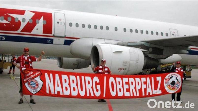 Die Bayern-Fans aus der Oberpfalz vor 14 Jahren vor ihrem „eigenen“ Flugzeug in Nürnberg. Es ging nach Madrid. In der Mitte bernd Hofmann. Bild: privat