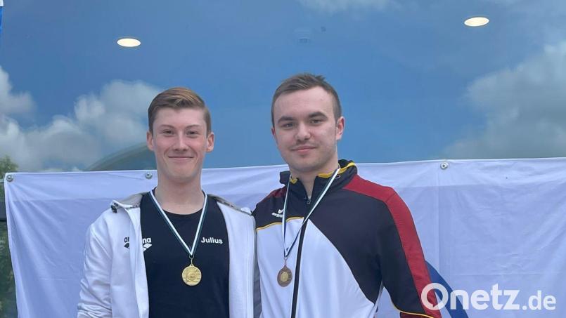 Fynn Legat (rechts) vom Tirschenreuther Schwimm-Club holte bei den Süddeutschen Meisterschaften In Ingolstadt die Bronzemedaille im 50m Brustsprint. Links daneben Sieger Julius Montag vom SCW Eschborn Bild: rbg