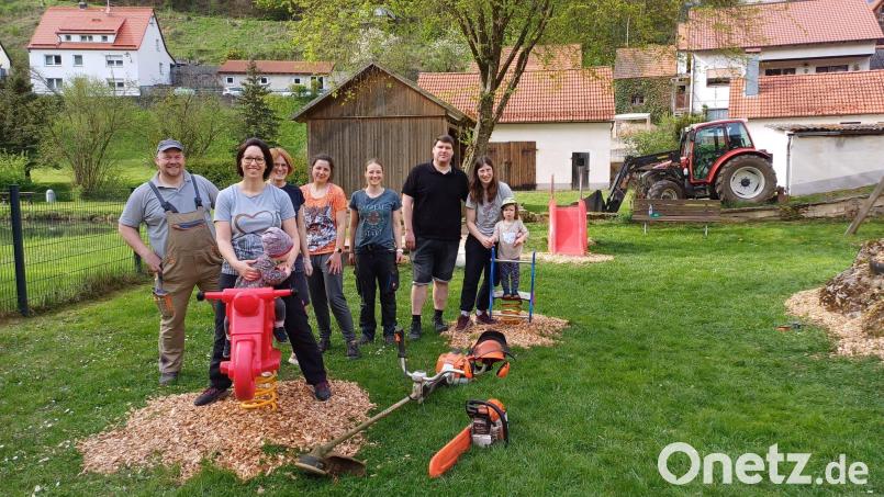 Viel ehrenamtliches Engagement zeigten einige Hirschbacher Bürger beim Frühjahrsputz am Spielplatz. Bild: Sabine Haller-Dreßel/exb