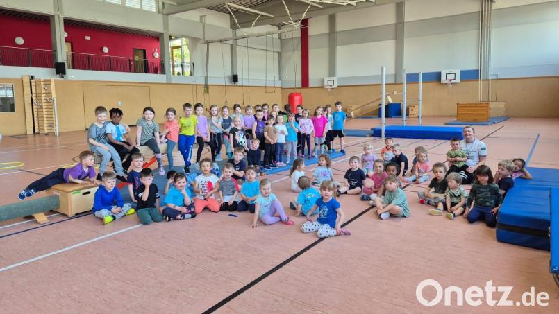 Zum gemeinsamen Turntag trafen sich die Grundschüler sowie die Mädchen und Buben des evangelischen Kindergartens Erbendorf. Bild: Verena Müller/exb