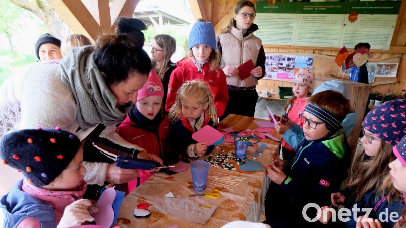 Ihre helle Freude hatten über 35 Kinder beim Basteln eines Muttertagsgeschenks. Bild: Lehner/exb