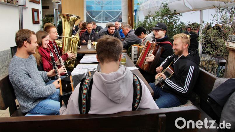 Die Gäste unterhielten unter anderem die Volksmusikgruppe „In oiner Dur“. Bild: ds